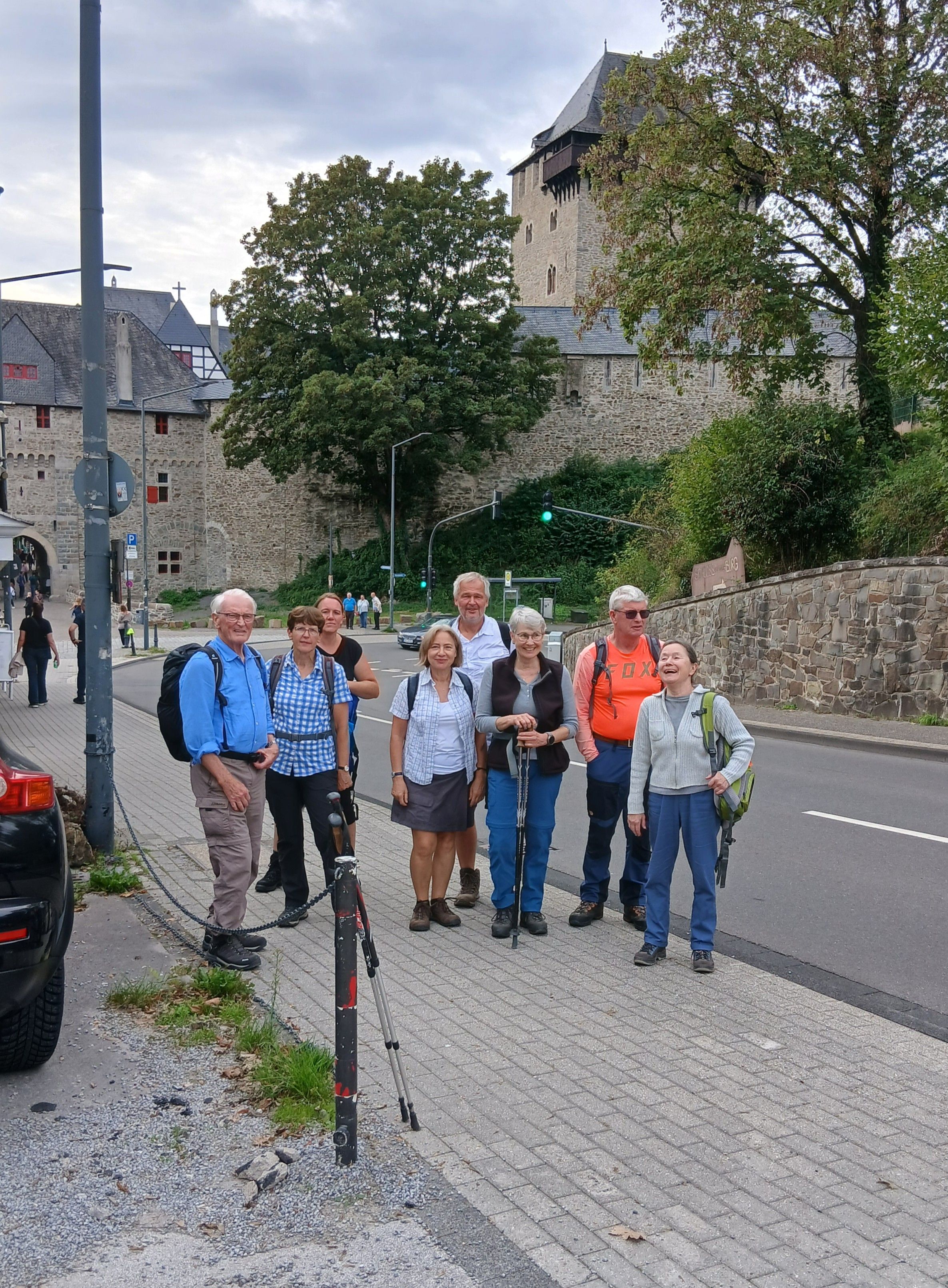 Septemberwanderung 2026 Gruppe vor Schloss Burg