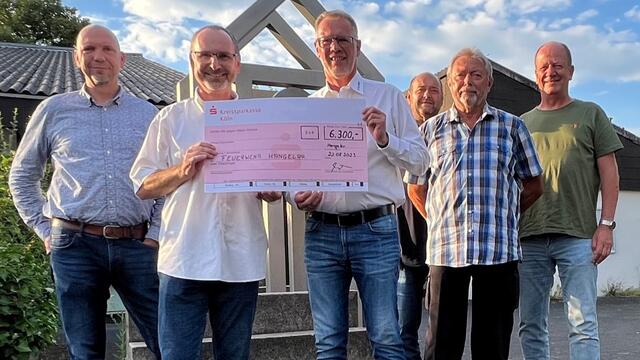 Scheckübergabe Kirmesüberschuss an Feuerwehr