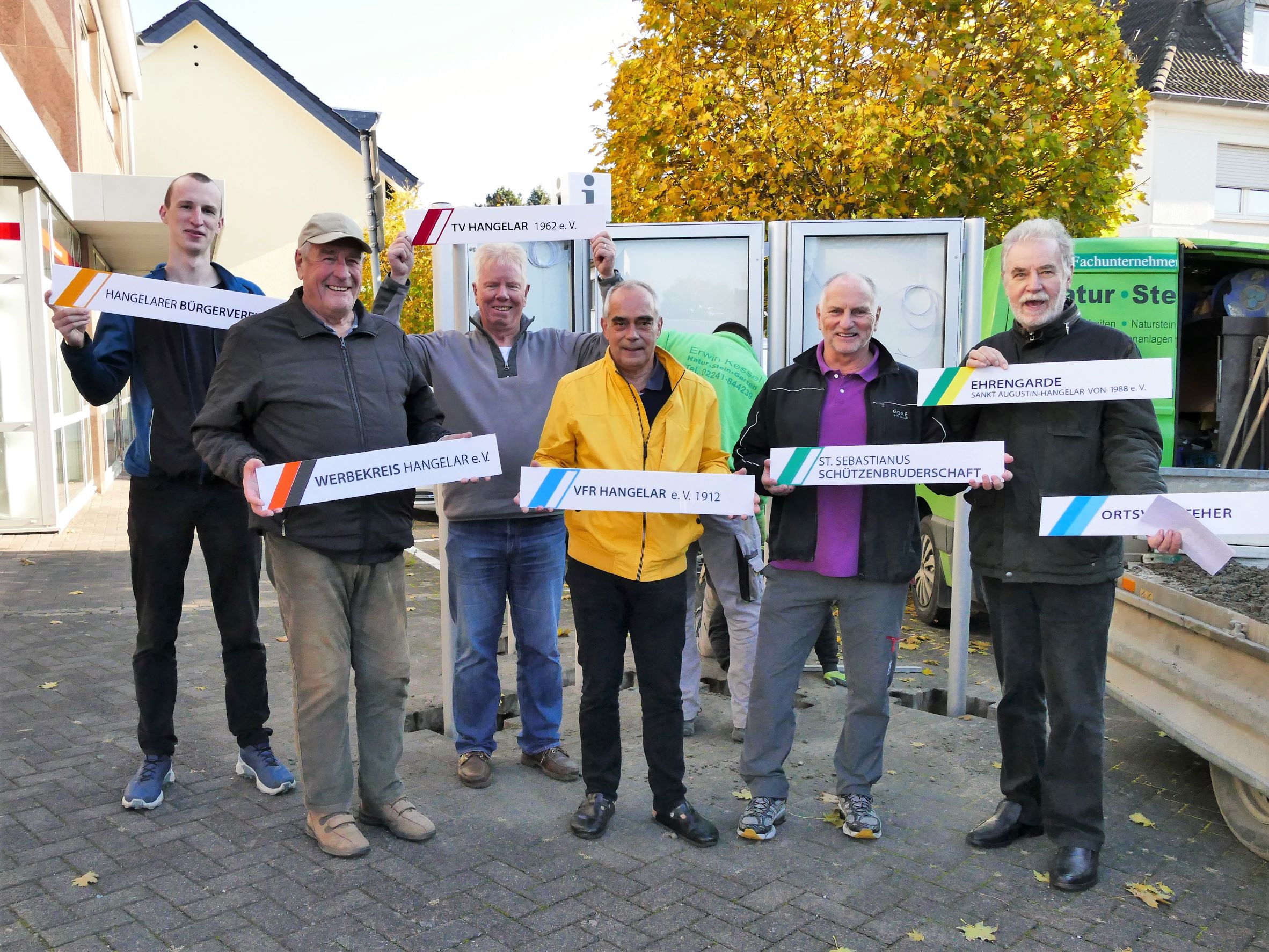 Neuer Schaukasten Gruppenbild