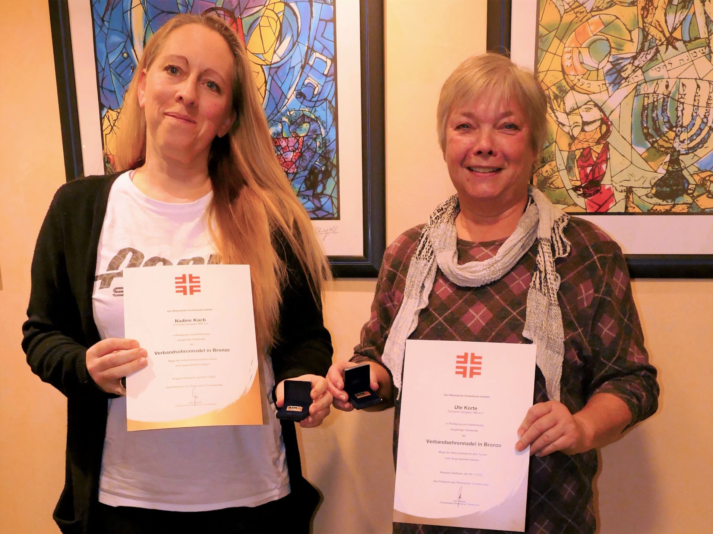 Verbandsehrennadel in Bronze an Nadine Koch und Ute Korte