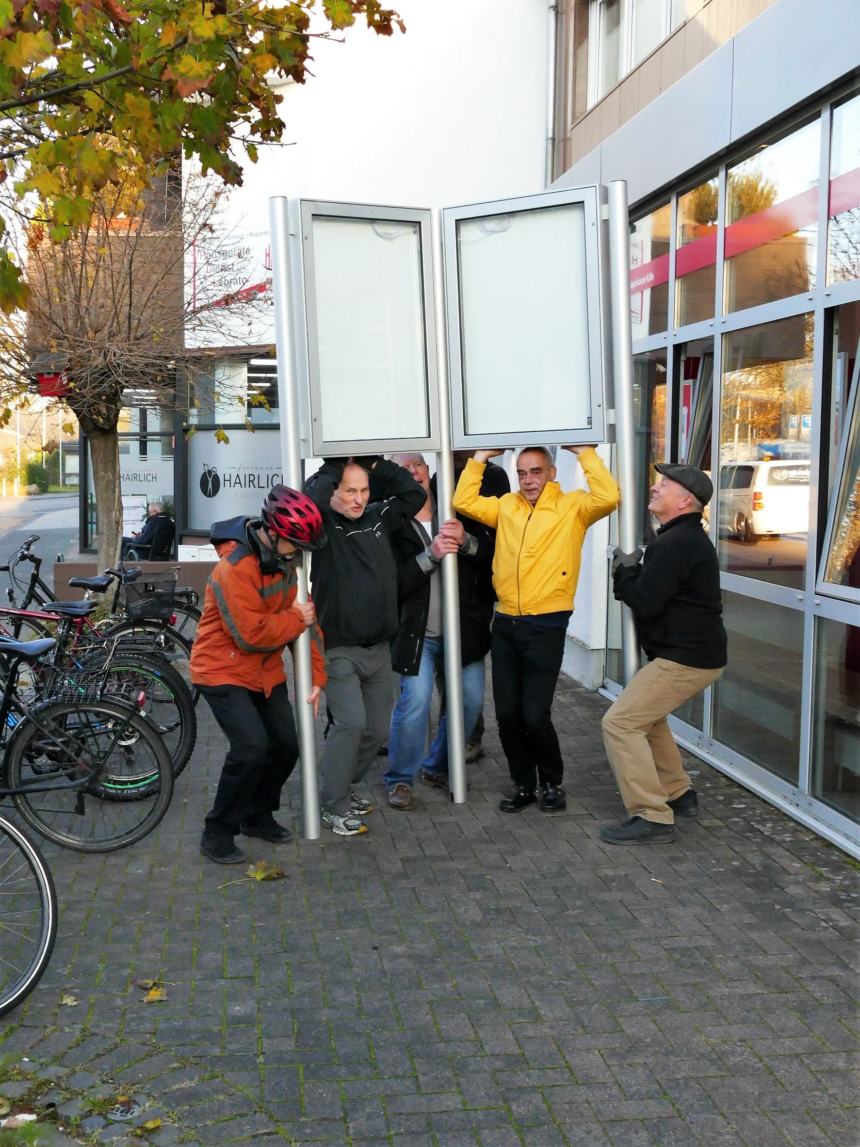 Neuer Schaukasten Transport